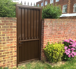 Decorative Dog-Toothed Security Bar Gate for Garden Side Access